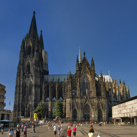 Foto Touristen tummeln sich vor Kölner Dom - Köln