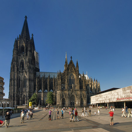 Foto Touristen tummeln sich vor Kölner Dom