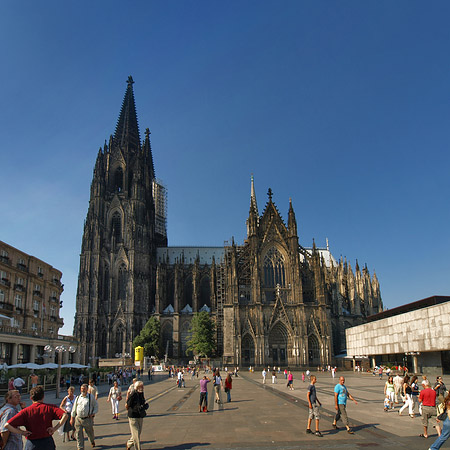 Foto Touristen tummeln sich vor Kölner Dom