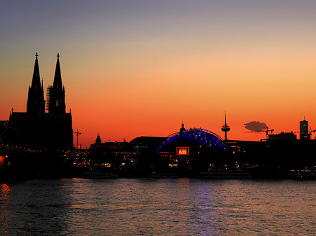 Kölner Dom neben Musical Dome