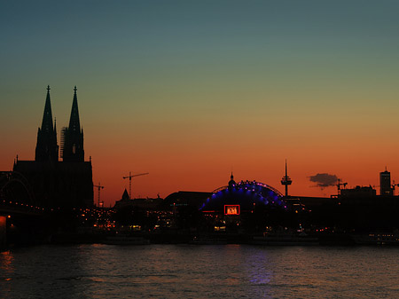 Kölner Dom neben Musical Dome Foto 