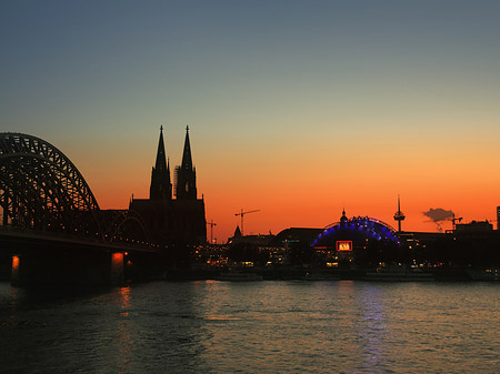 Foto Kölner Dom neben Musical Dome - Köln