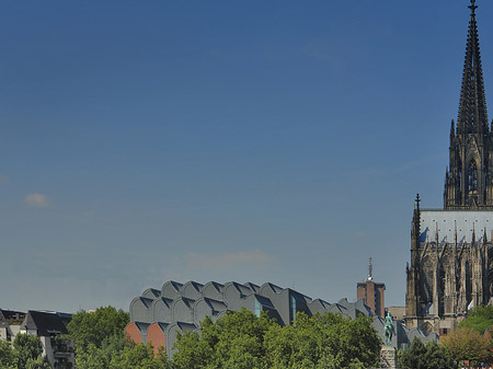 Foto Dach der Kölner Philharmonie und Kölner Dom - Köln