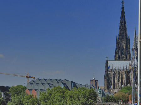 Dach der Kölner Philharmonie und Kölner Dom Fotos