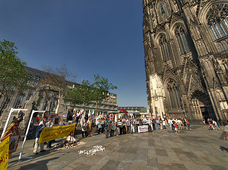 Menschen beim Kölner Dom