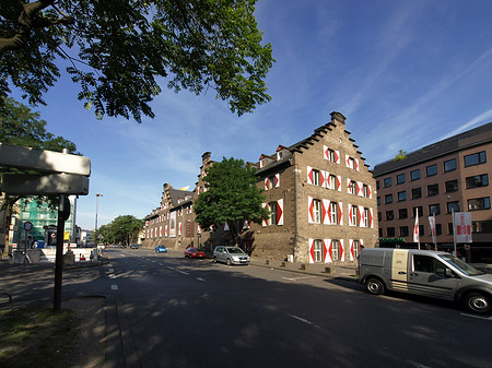 Kölnisches Stadtmuseum mit Straße