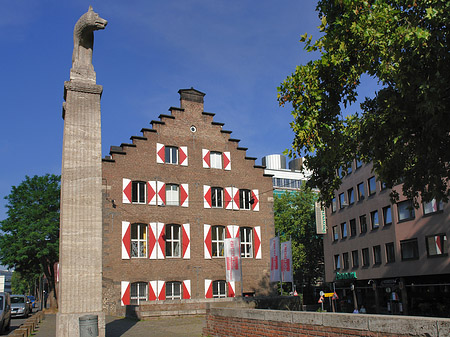 Foto Wolfsstatue und Stadtmuseum