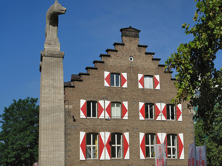 Foto Wolfsstatue und Stadtmuseum