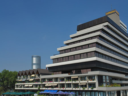 Lufthansa vor Triangelturm Fotos