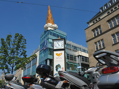 Foto Neumarkt Galerie mit Mopeds