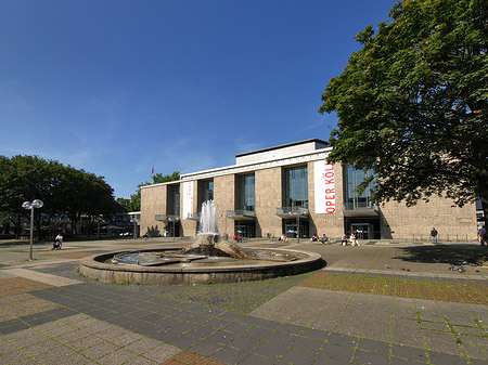 Oper Köln mit Brunnen Foto 