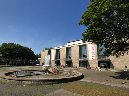 Foto Oper Köln mit Brunnen