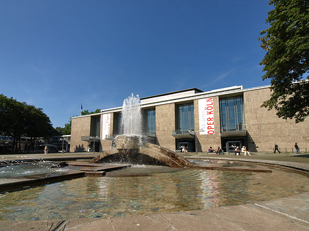 Foto Oper Köln mit Brunnen