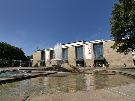 Oper Köln mit Brunnen Foto 