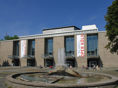 Oper Köln mit Brunnen Fotos