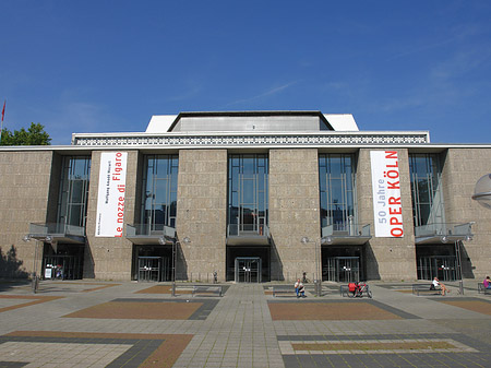 Oper Köln mit Brunnen Foto 