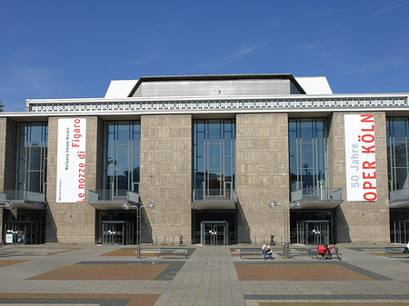 Oper Köln mit Brunnen