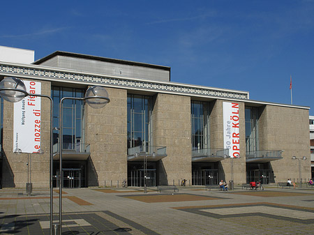 Oper Köln mit Brunnen Fotos