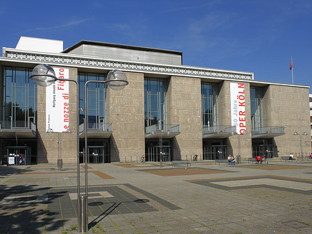 Oper Köln mit Brunnen Foto 