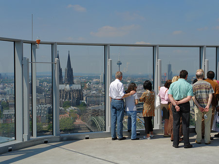 Foto Besucher gucken auf den Kölner Dom - Köln