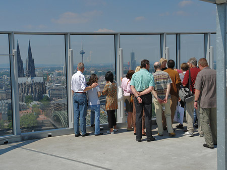 Besucher gucken auf den Kölner Dom Fotos