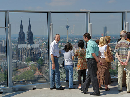 Besucher gucken auf den Kölner Dom Foto 