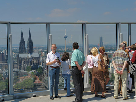 Besucher gucken auf den Kölner Dom