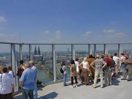 Besucher gucken auf Köln Foto 