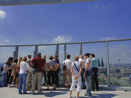 Besucher gucken auf Köln Fotos