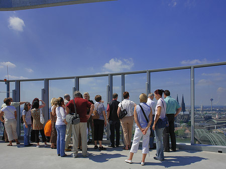 Besucher gucken auf Köln Fotos