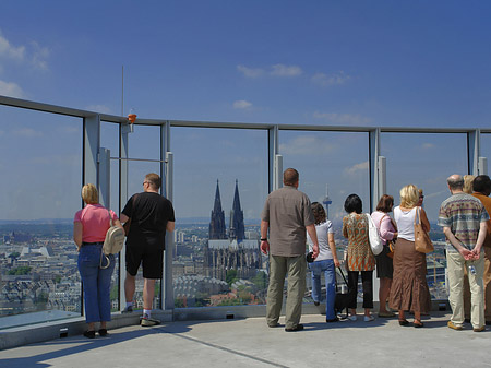 Besucher gucken auf Köln