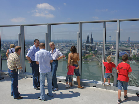 Besucher gucken auf Köln