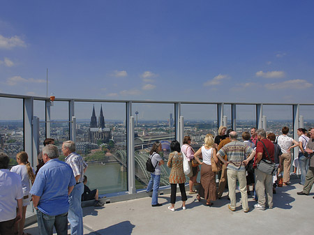 Besucher gucken auf Köln Fotos