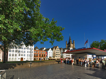 Schlange stehen für Köln-Düsseldorfer