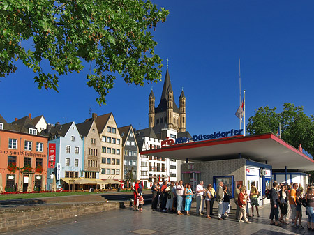 Schlange stehen für Köln-Düsseldorfer Foto 