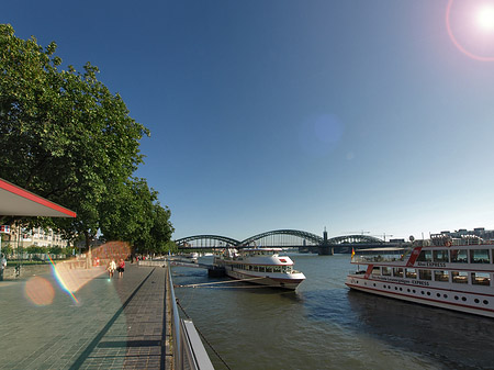 Foto Schiff fährt über den Rhein