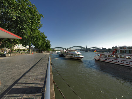 Fotos Schiff fährt über den Rhein | Köln