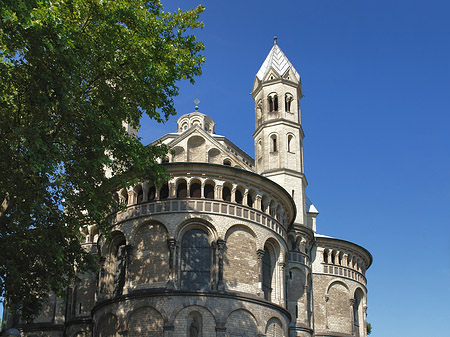 Seitentürme und Westturm der St Aposteln Fotos