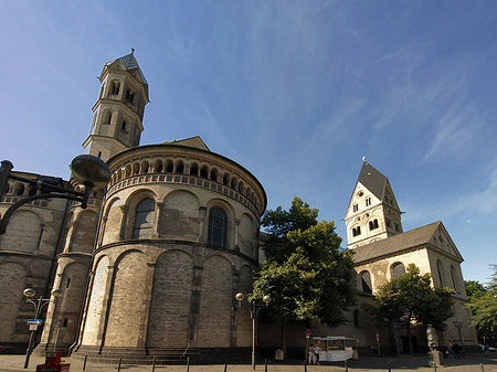 Seitentürme und Westturm der St Aposteln Fotos