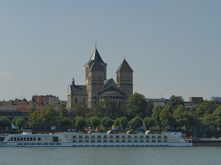 Foto Schiff fährt vor St Kunibert - Köln